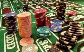 Pengguna membaca tips di layar ponsel